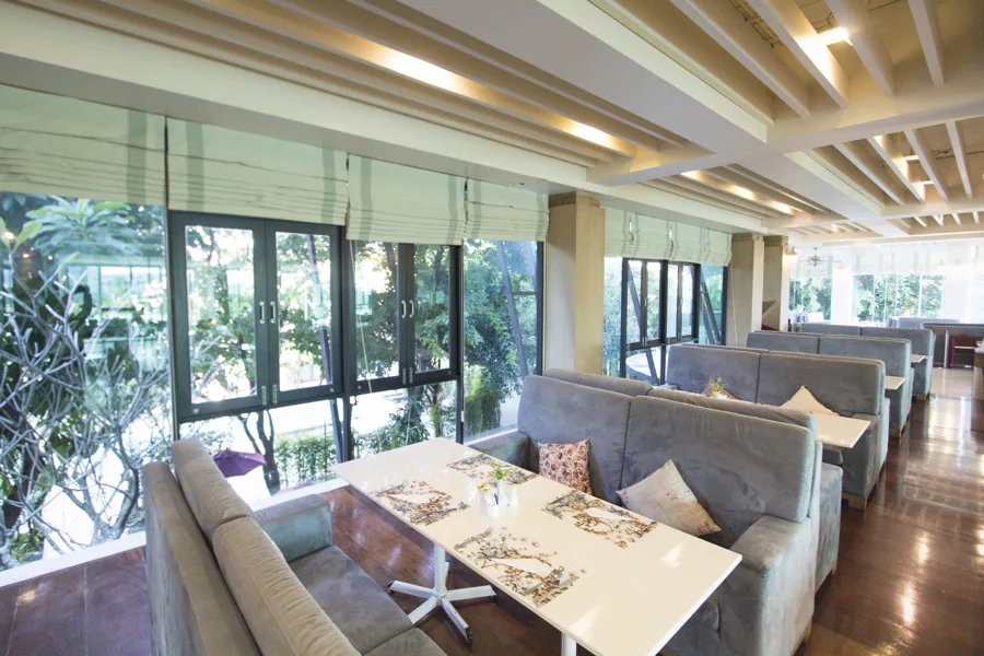 ห้องอาหารพร้อมวิวสวน